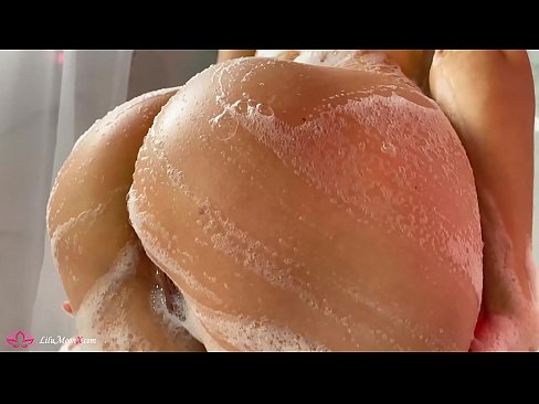 ❤️ Brunette dushda kuchli orgazm uchun vibrator bilan mushukni onanizm qiladi ❤❌ seks da bizda ﹏